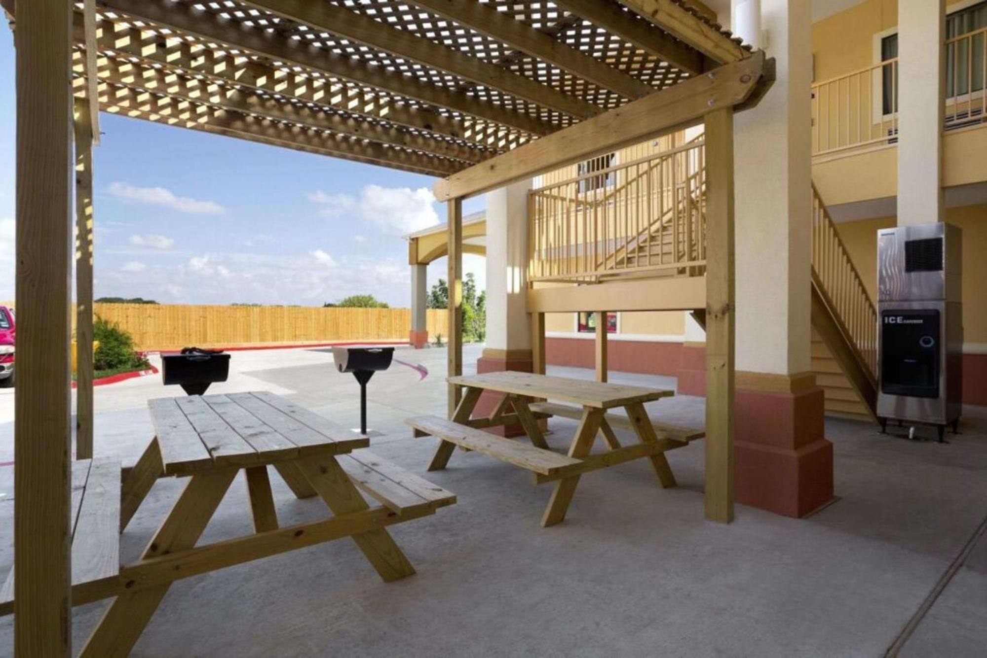 Days Inn & Suites By Wyndham Gonzales Tx Exterior foto